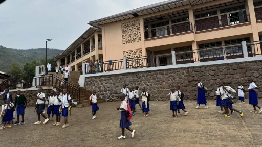 Escuela construida en las regiones de Ituri y Kivu del Sur de la RDC