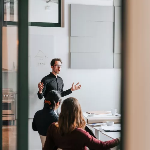 employ&eacute; de gopa se pr&eacute;sentant devant un groupe
