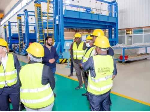 empleados de gopa en una oficina de espacio abierto