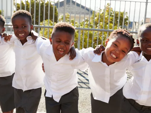 les filles en rang d'oignons